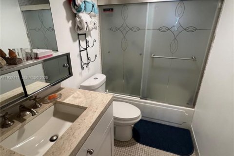 Condo in North Miami, Florida, 1 bedroom № 1991070 - photo 9