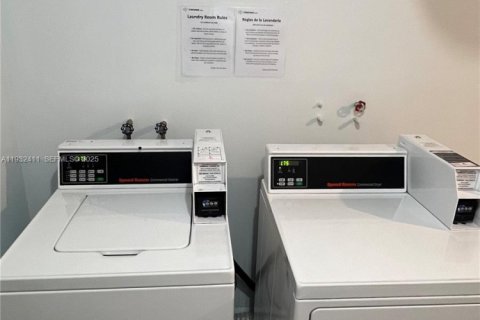 Condo in North Miami, Florida, 1 bedroom № 1991070 - photo 13