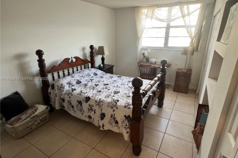 Condo in North Miami, Florida, 1 bedroom № 1991070 - photo 6