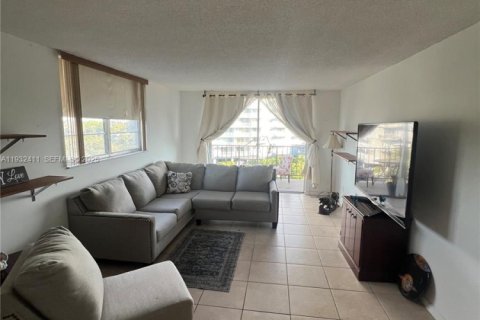 Condo in North Miami, Florida, 1 bedroom № 1991070 - photo 1