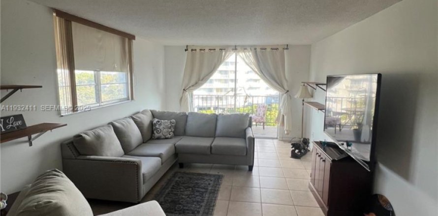 Condo in North Miami, Florida, 1 bedroom № 1991070