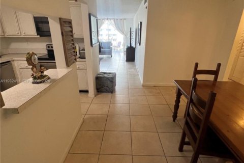 Condo in North Miami, Florida, 1 bedroom № 1991070 - photo 5