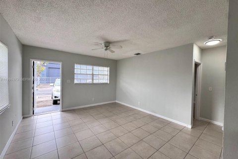 Снять в аренду виллу или дом в Дания-Бич, Флорида 2 спальни, 76.64м2, № 2058393 - фото 2