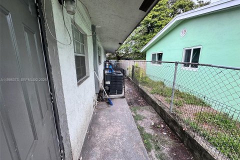 Снять в аренду виллу или дом в Дания-Бич, Флорида 2 спальни, 76.64м2, № 2058393 - фото 10