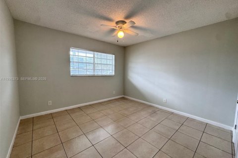 Снять в аренду виллу или дом в Дания-Бич, Флорида 2 спальни, 76.64м2, № 2058393 - фото 8