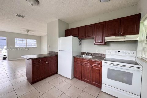 Снять в аренду виллу или дом в Дания-Бич, Флорида 2 спальни, 76.64м2, № 2058393 - фото 4