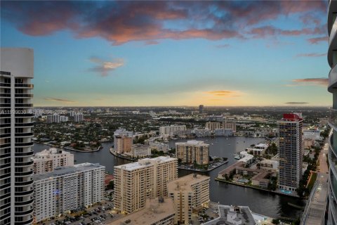 Condo in Hollywood, Florida, 3 bedrooms  № 2059986 - photo 25