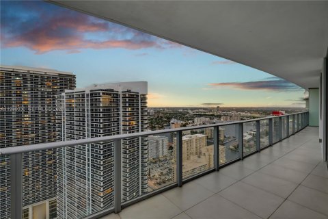 Condo in Hollywood, Florida, 3 bedrooms  № 2059986 - photo 24