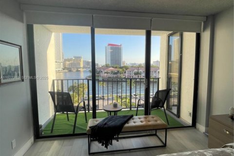 Condo in Hallandale Beach, Florida, 2 bedrooms № 1988145 - photo 24