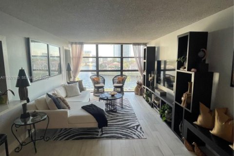 Condo in Hallandale Beach, Florida, 2 bedrooms № 1988145 - photo 13