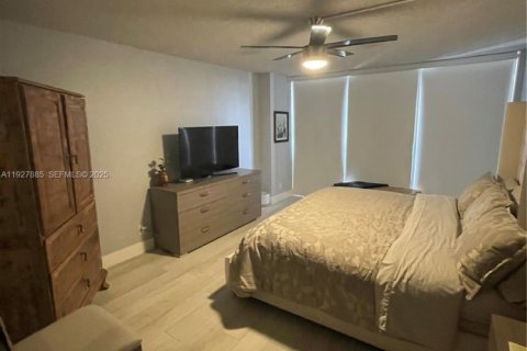 Condo in Hallandale Beach, Florida, 2 bedrooms № 1988145 - photo 19
