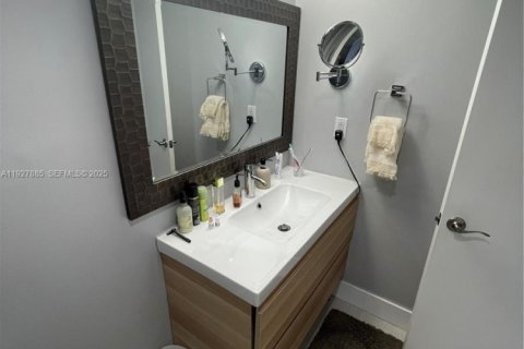 Condo in Hallandale Beach, Florida, 2 bedrooms № 1988145 - photo 27