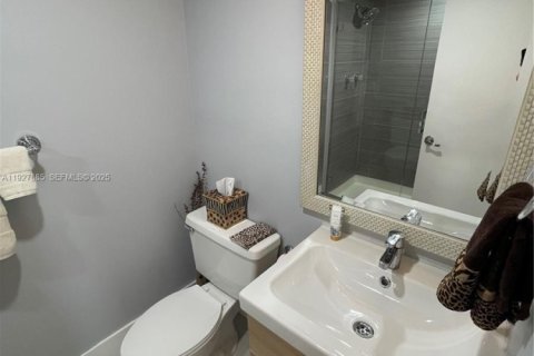 Condo in Hallandale Beach, Florida, 2 bedrooms № 1988145 - photo 16