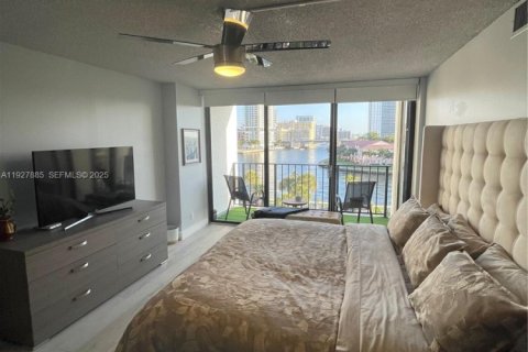 Condo in Hallandale Beach, Florida, 2 bedrooms № 1988145 - photo 22