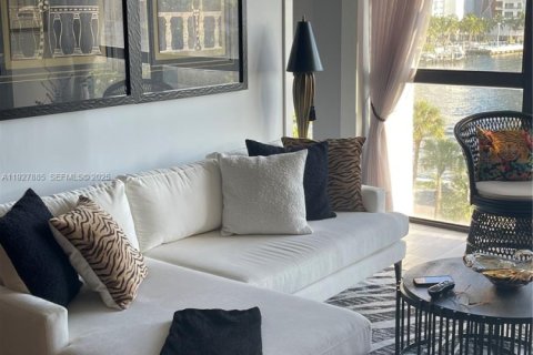 Condo in Hallandale Beach, Florida, 2 bedrooms № 1988145 - photo 3