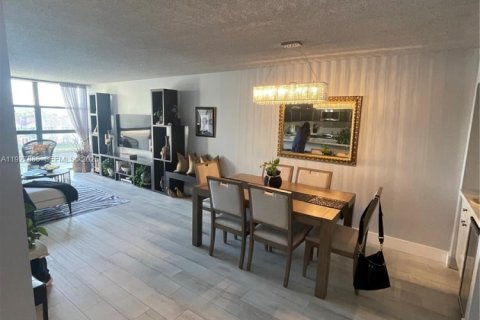 Condo in Hallandale Beach, Florida, 2 bedrooms № 1988145 - photo 12