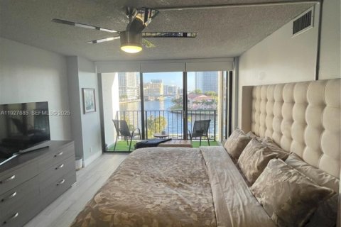 Condo in Hallandale Beach, Florida, 2 bedrooms № 1988145 - photo 21