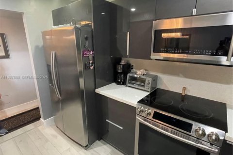 Condo in Hallandale Beach, Florida, 2 bedrooms № 1988145 - photo 9