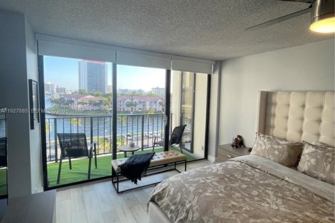 Condo in Hallandale Beach, Florida, 2 bedrooms № 1988145 - photo 23