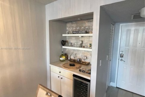 Condo in Hallandale Beach, Florida, 2 bedrooms № 1988145 - photo 14