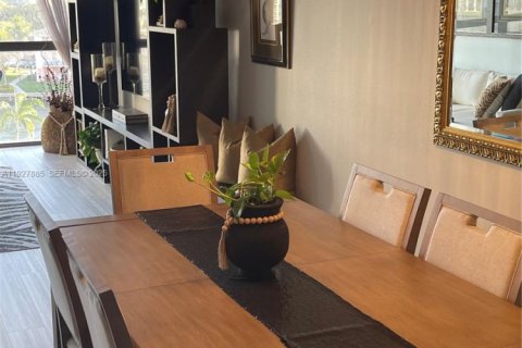 Condo in Hallandale Beach, Florida, 2 bedrooms № 1988145 - photo 2