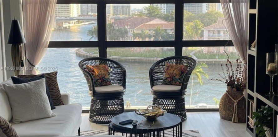 Condo in Hallandale Beach, Florida, 2 bedrooms № 1988145