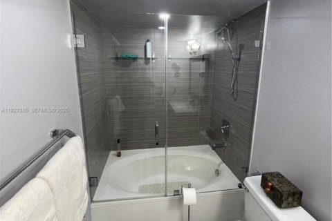 Condo in Hallandale Beach, Florida, 2 bedrooms № 1988145 - photo 26