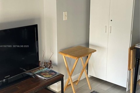 Condo in Hallandale Beach, Florida, 2 bedrooms № 1988145 - photo 6