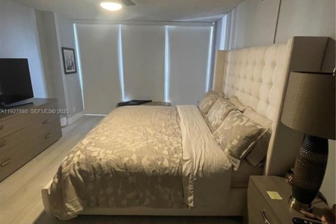 Condo in Hallandale Beach, Florida, 2 bedrooms № 1988145 - photo 20