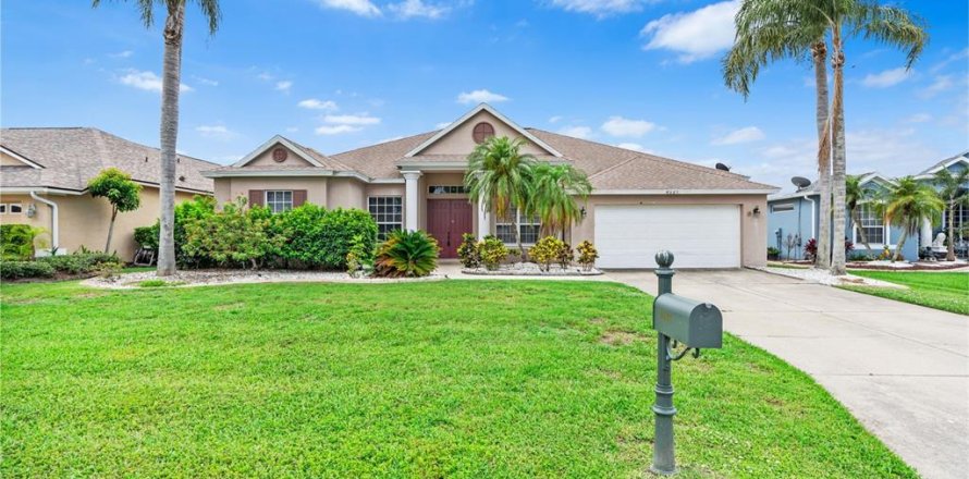 House in Parrish, Florida 4 bedrooms, 246.47 sq.m. № 1801827