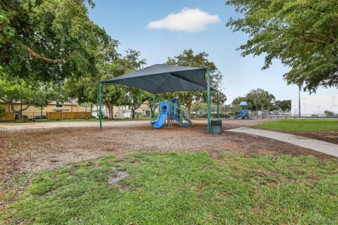 Condominio en venta en Pembroke Pines, Florida, 2 dormitorios, 94.39 m2 № 2243025 - foto 28