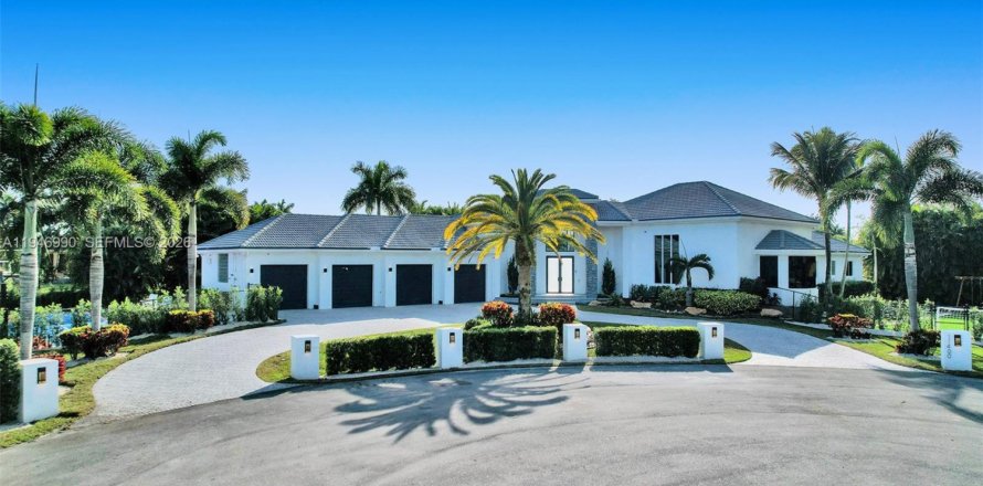 House in Plantation, Florida 9 bedrooms, 383.97 sq.m. № 2052783