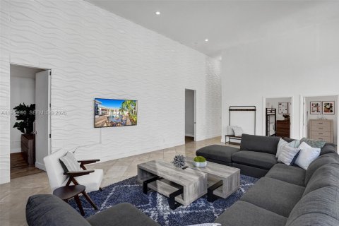 House in Plantation, Florida 9 bedrooms, 383.97 sq.m. № 2052783 - photo 10