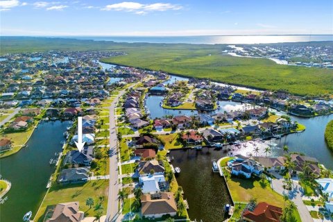 House in Punta Gorda, Florida 4 bedrooms, 321.26 sq.m. № 1524285 - photo 2