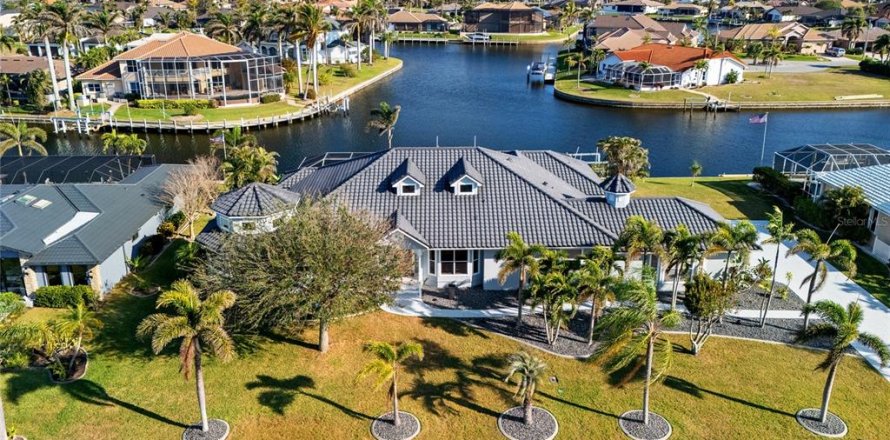 House in Punta Gorda, Florida 4 bedrooms, 321.26 sq.m. № 1524285