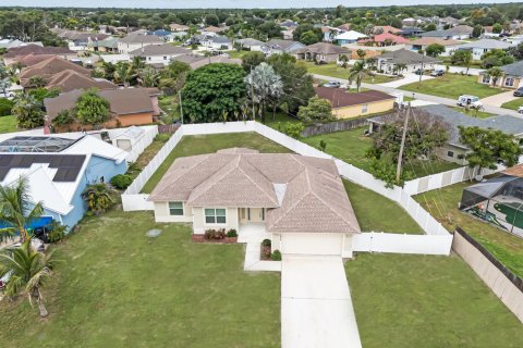 Villa ou maison à vendre à Port St. Lucie, Floride: 4 chambres, 177.07 m2 № 2397768 - photo 2