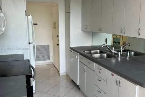 Condo in Miami, Florida, 2 bedrooms № 1945722 - photo 3