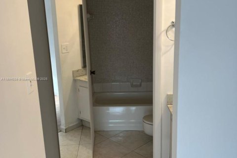Condo in Miami, Florida, 2 bedrooms № 1945722 - photo 13