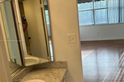 Condo in Miami, Florida, 2 bedrooms № 1945722 - photo 16