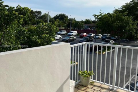 Condo in Miami, Florida, 2 bedrooms № 1945722 - photo 18