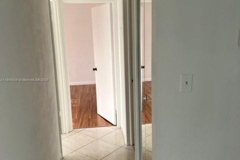 Condo in Miami, Florida, 2 bedrooms № 1945722 - photo 5