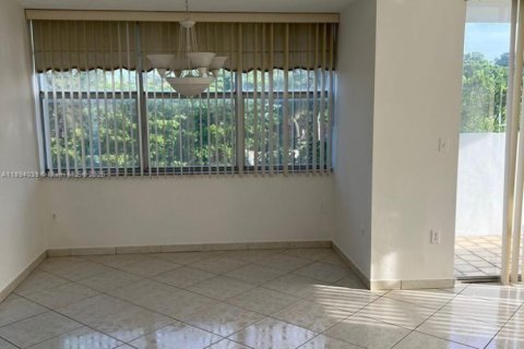 Condo in Miami, Florida, 2 bedrooms № 1945722 - photo 4