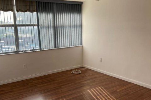 Condo in Miami, Florida, 2 bedrooms № 1945722 - photo 12