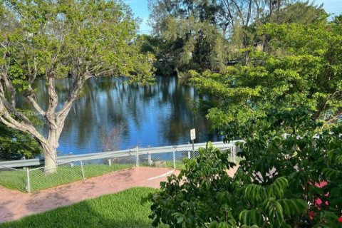 Condo in Miami, Florida, 2 bedrooms № 1945722 - photo 1