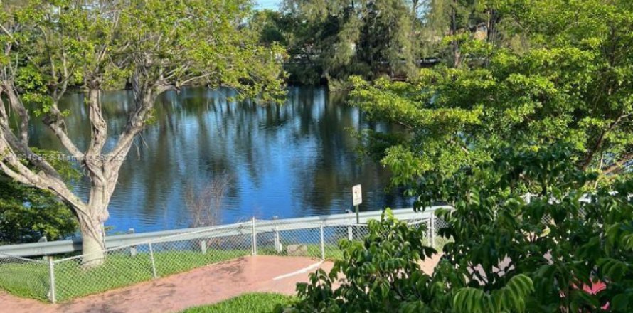 Condo in Miami, Florida, 2 bedrooms № 1945722