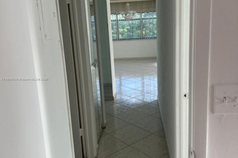 Condo in Miami, Florida, 2 bedrooms № 1945722 - photo 10