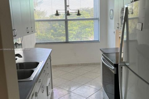 Condo in Miami, Florida, 2 bedrooms № 1945722 - photo 2