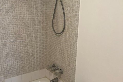 Condo in Miami, Florida, 2 bedrooms № 1945722 - photo 15