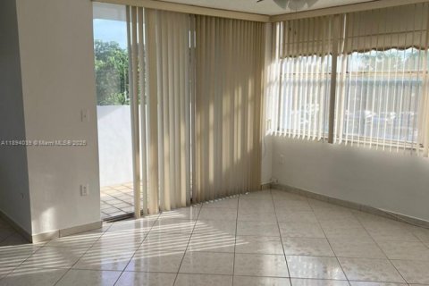 Condo in Miami, Florida, 2 bedrooms № 1945722 - photo 6