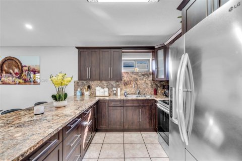 Villa ou maison à vendre à Hialeah, Floride: 4 chambres, 132.85 m2 № 2009395 - photo 12